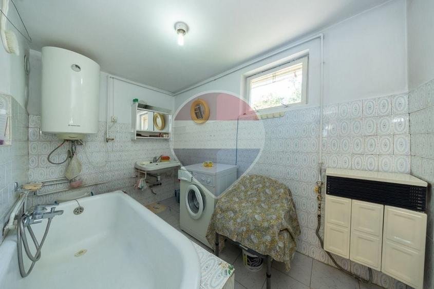 Casă individuală cu 6 camere cu Teren 1900 Mp în Central