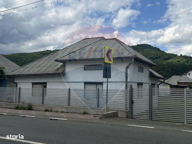 Casă cu 3 camere cu Teren 590 Mp în Bârsana