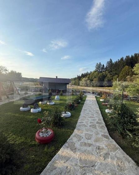 Cabana din lemn rotund, 2 camere, 140 mp, teren 2800 mp, Pal - 1