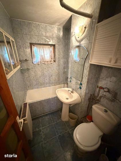 Apartament cu 3 camere semidecomandat în Craiovița Nouă