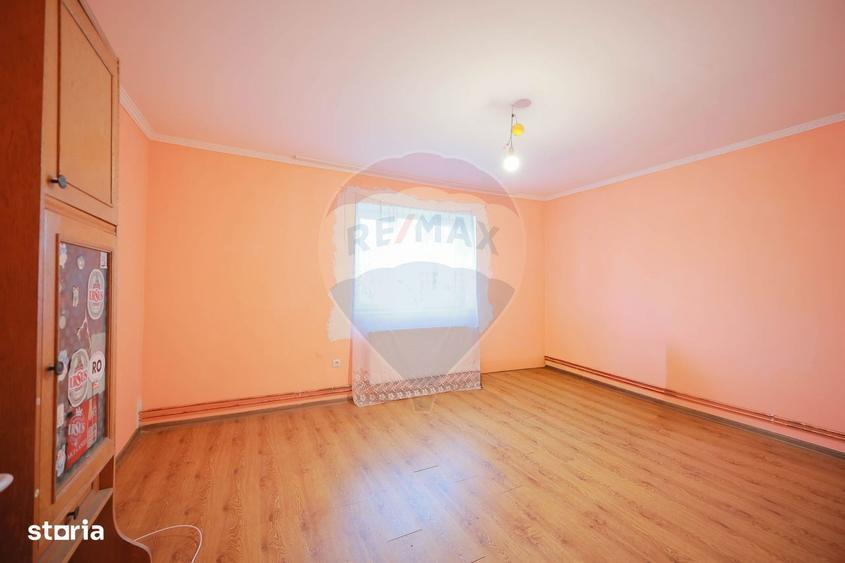 De vanzare teren 2.440 mp cu casa, asfalt ?i utilita?i Alparea - 2