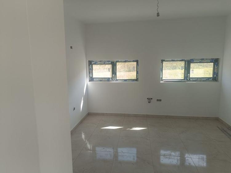 Casă cu 4 camere în Ipotești