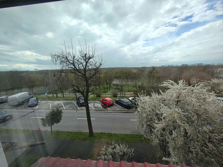 Inchiriez apartament 3 camere - 4