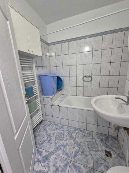 inchiriez apartament cu garaj - 1
