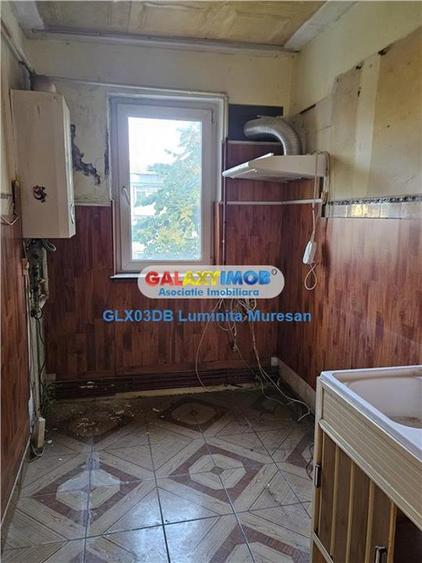 Apartament cu 3 camere semidecomandat în Micro 6