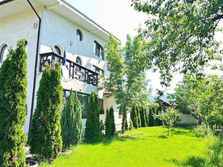 Casă individuală cu 9 camere cu Teren 900 Mp în Ultracentral