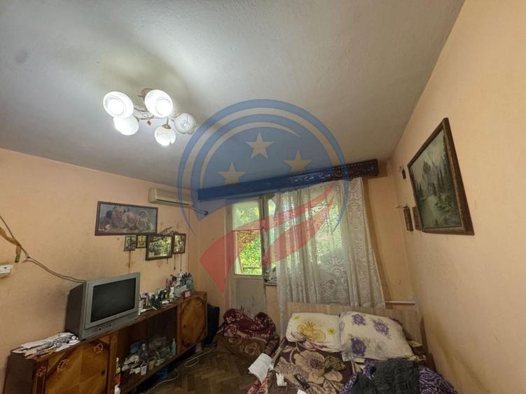 Apartament cu 3 camere semidecomandat în Calea București