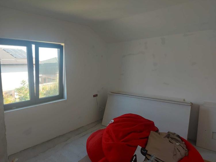 Casă cu 4 camere în Păulești
