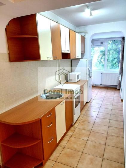 Apartament cu 2 camere semidecomandat, mobilat în Pajura