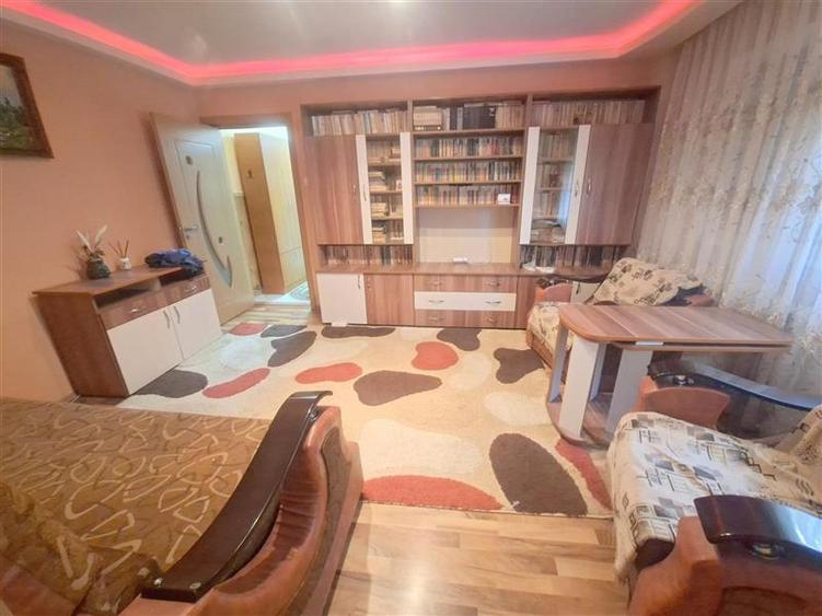 Apartament cu 2 camere nedecomandat, mobilat în 9 Mai