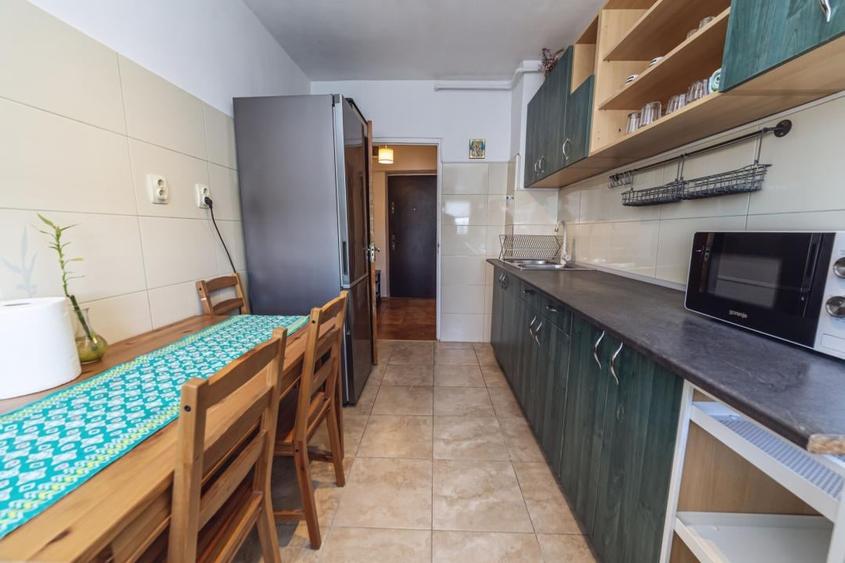 Apartament cu 2 camere semidecomandat, mobilat în Tei