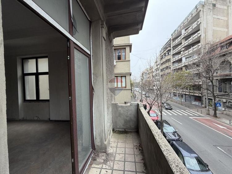 Apartament cu 3 camere semidecomandat în P-ța Romană