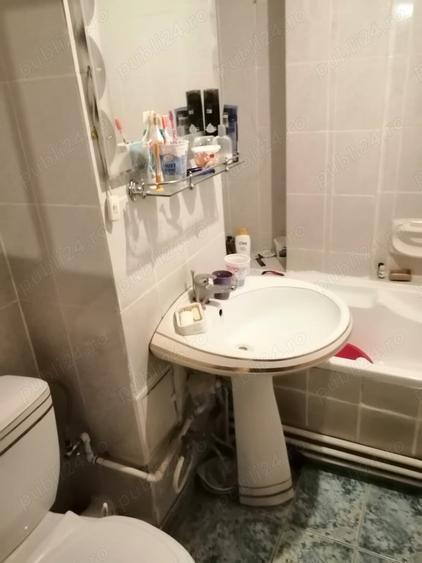 Apartament cu 4 camere decomandat în Găești
