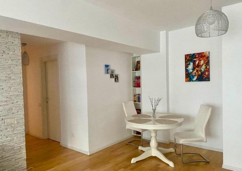 Apartament cu 3 camere semidecomandat, mobilat în Băneasa