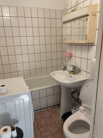 Apartament cu 3 camere semidecomandat în Exterior Vest