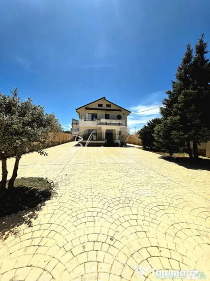 Casă cu 7 camere cu Teren 1642 Mp în Poiana