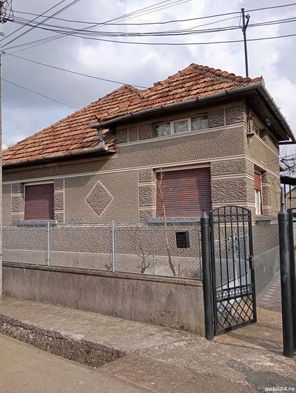 Casă cu 5 camere în Tinăud