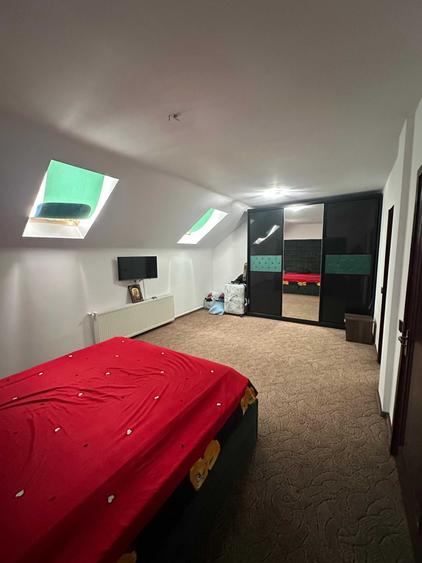 Apartament cu 4 camere semidecomandat, mobilat în Central
