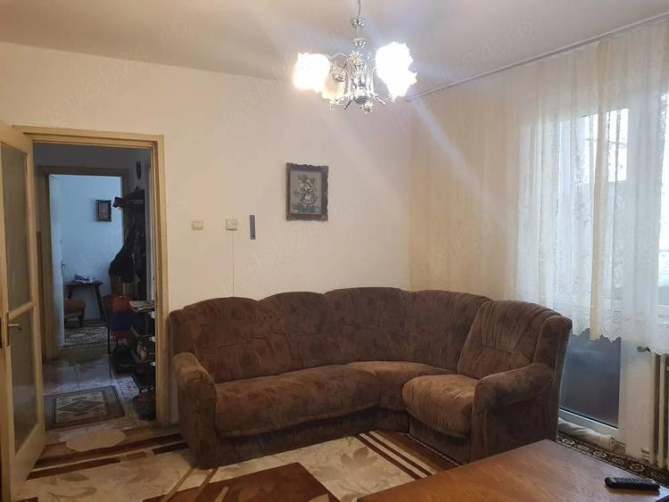 Apartament cu 3 camere semidecomandat în Central