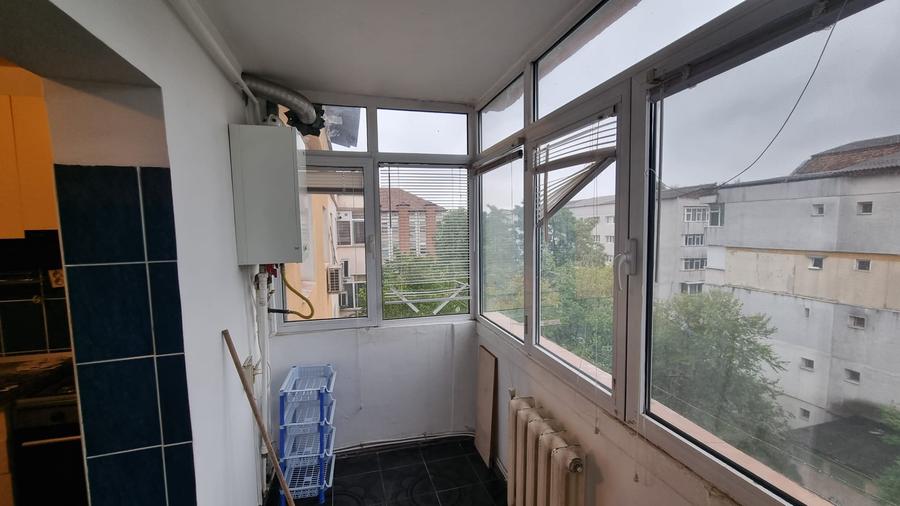 Apartament cu 3 camere decomandat în Nicolina