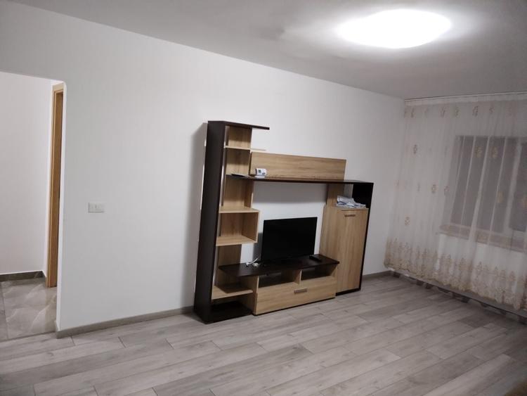 Apartament cu 3 camere decomandat în Exterior Vest