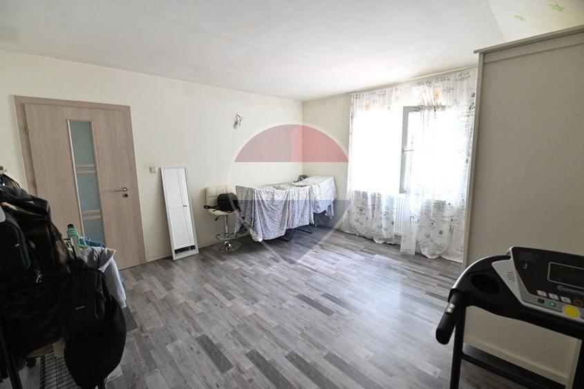 Casă individuală cu 7 camere cu Teren 400 Mp în Bariera Vâlcii