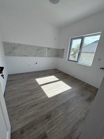Duplex cu 3 camere cu Canalizare în Est