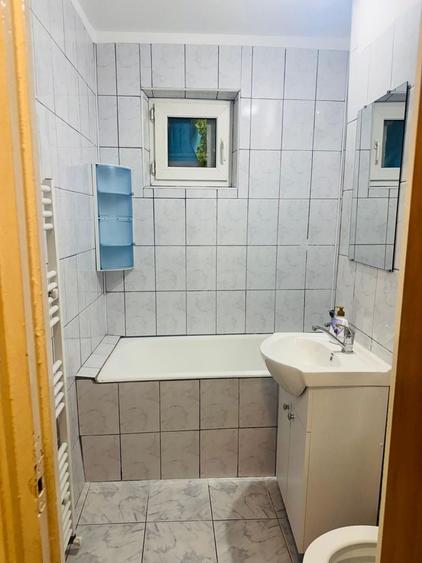 Apartament cu 3 camere decomandat, mobilat în Tei