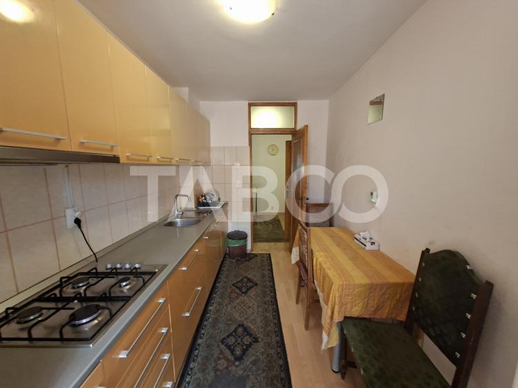 Apartament cu 3 camere decomandat, mobilat în Central
