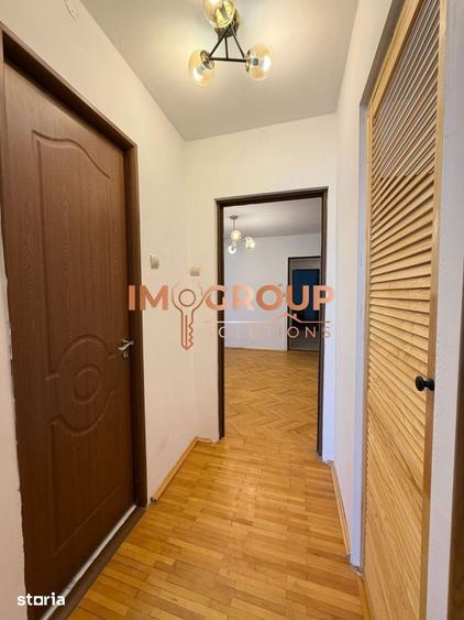 Apartament cu 3 camere semidecomandat în Podu Roș
