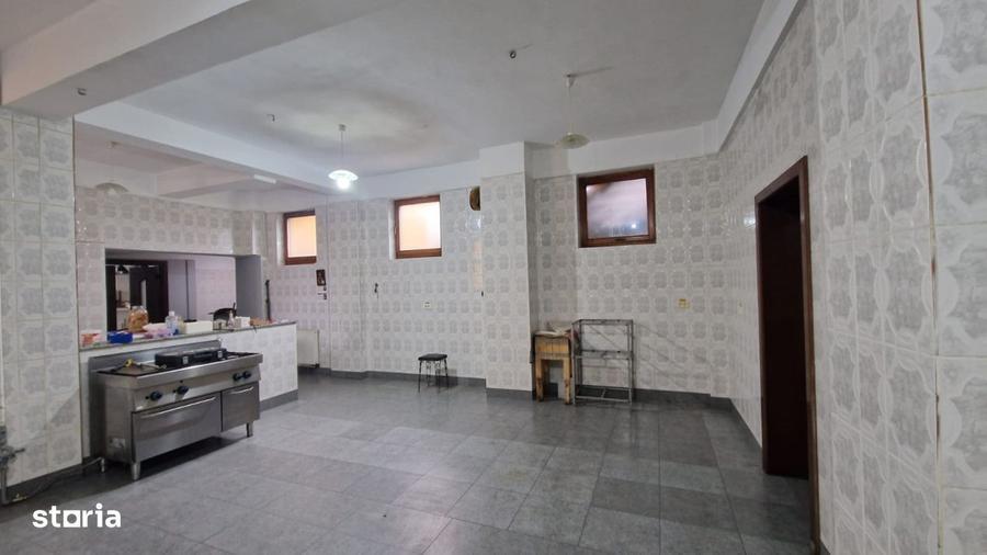 Spațiu comercial, de 800 mp, în Rovine