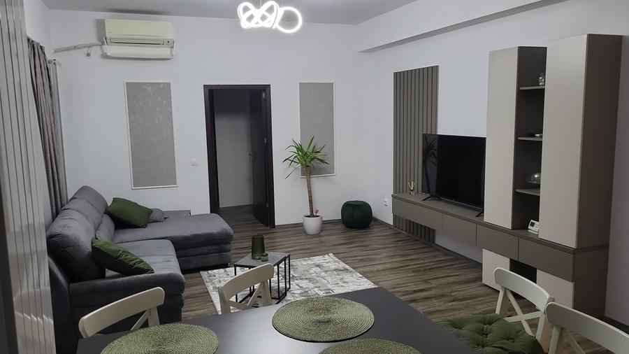 Apartament cu 3 camere semidecomandat în 9 Mai
