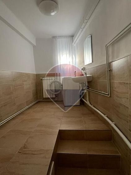 Apartament cu 4 camere semidecomandat, mobilat în Națiunile Unite