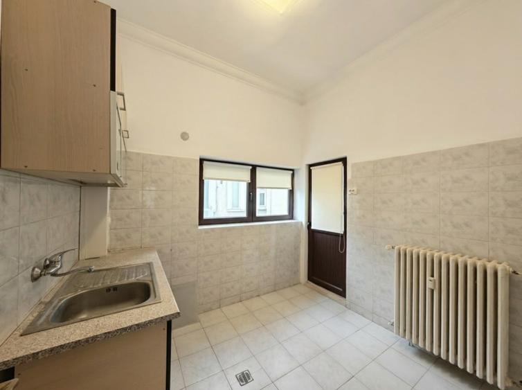 Apartament cu 6 camere nedecomandat în Aviatorilor