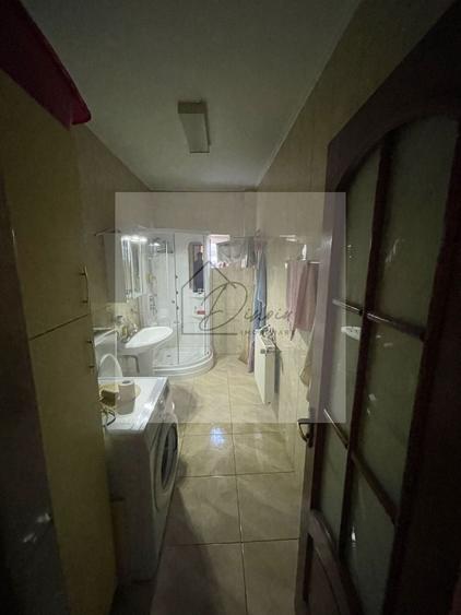 Casă individuală cu 6 camere cu Canalizare în Central