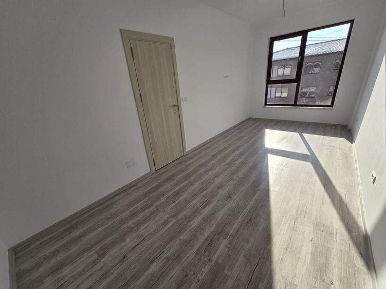 Apartament cu 2 camere decomandat în Girocului