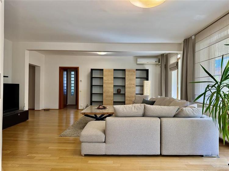 Apartament cu 4 camere semidecomandat, mobilat în Șoseaua Nordului