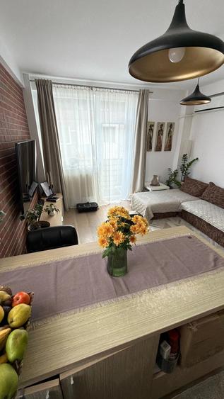 Apartament cu 3 camere decomandat în 1 Decembrie
