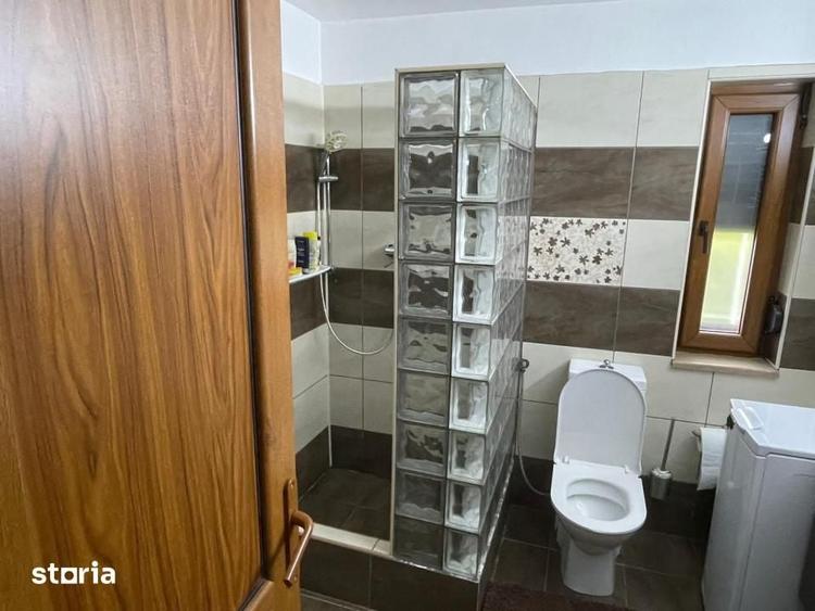 Casă cu 5 camere cu Teren 3800 Mp în Plopu