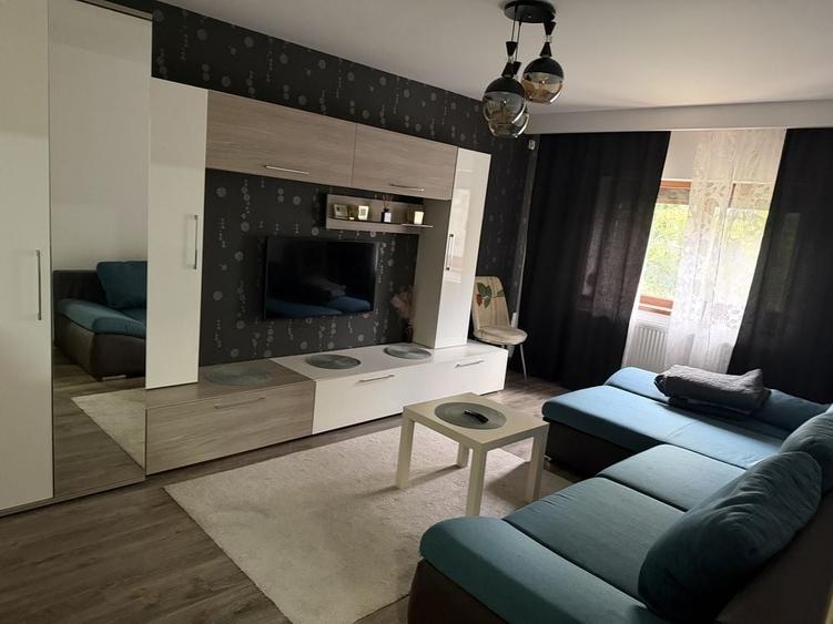 Apartament cu 3 camere decomandat în Exterior Vest