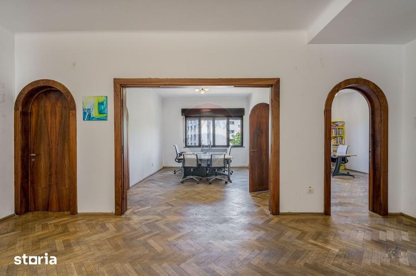 Apartament cu 5 camere în Romană