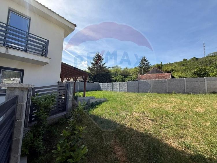 Casă individuală cu 5 camere cu Teren 343 Mp în Central