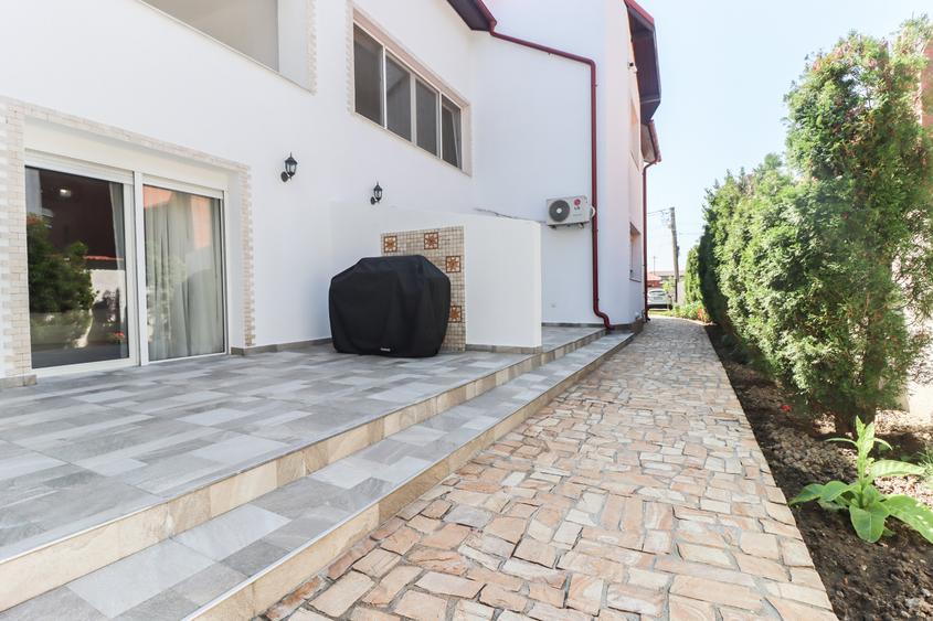 Duplex cu 4 camere cu Canalizare în 1 Decembrie
