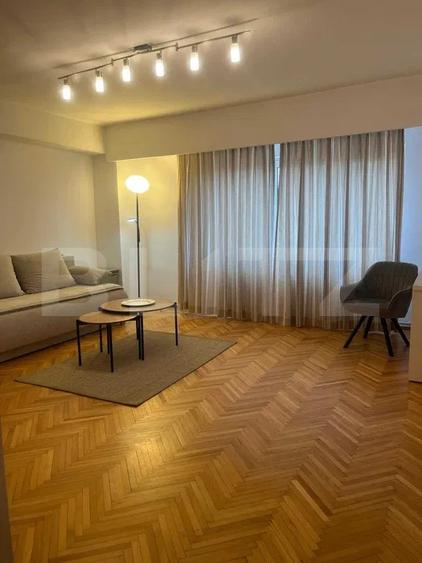 Apartament cu 3 camere semidecomandat, mobilat în Central