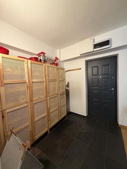 Apartament cu 3 camere semidecomandat, mobilat în Titulescu