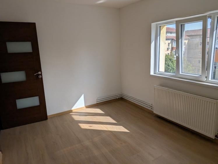 Apartament cu 2 camere semidecomandat în Soarelui