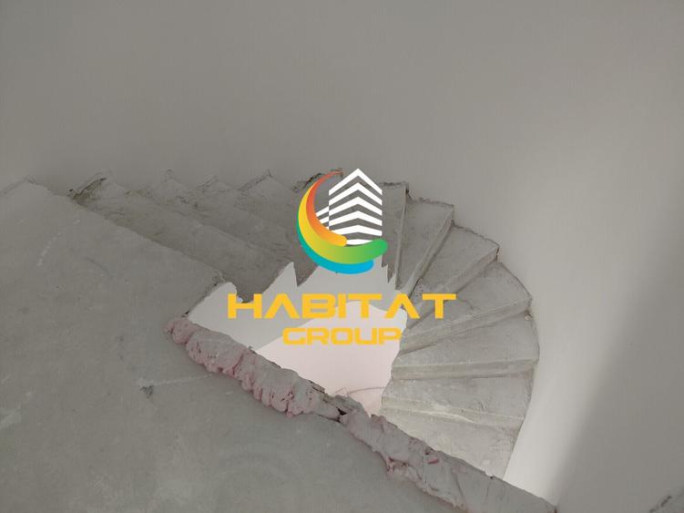 Apartament cu 5 camere decomandat în Est