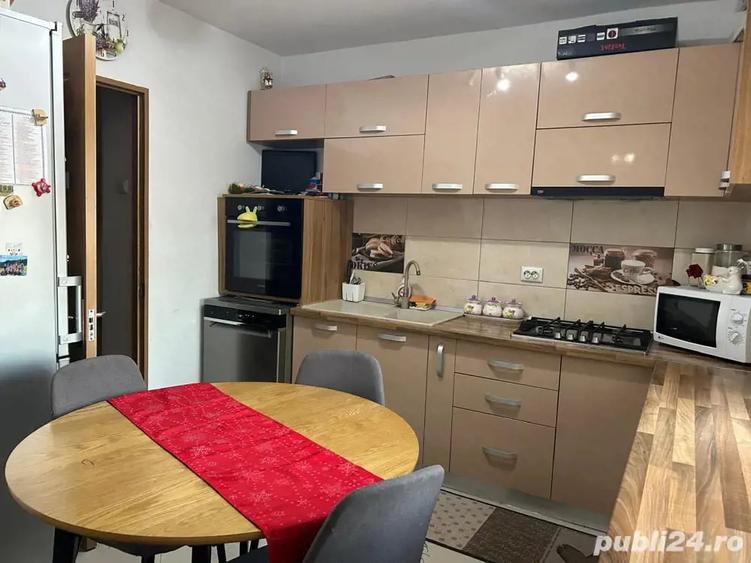 Apartament cu 3 camere decomandat în 1 Decembrie