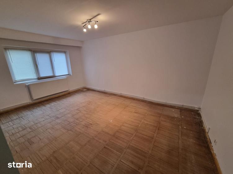 Apartament cu 3 camere decomandat în Poarta 6
