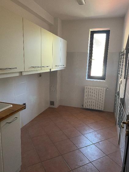 Casă cu 5 camere cu Teren 652 Mp în Sisești
